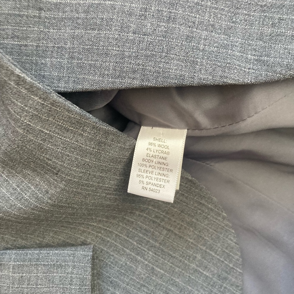 Banana Republic gray pinstripe wool blazer in size 4 - Picture 3 of 5